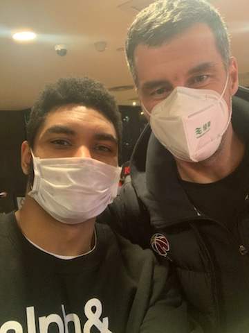 Freeman with Aviators coach Vlada Jovanovic, masked for the epidemic.